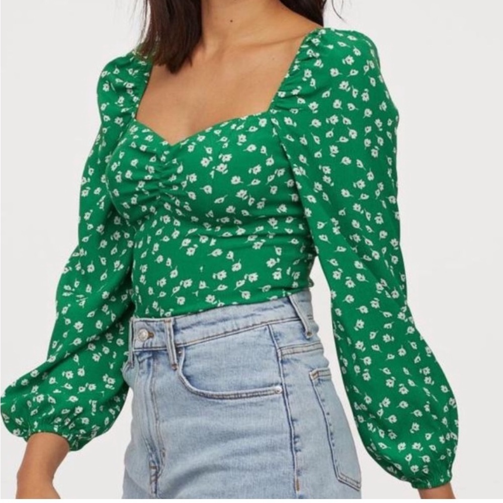 H&M Kelly green floral milkmaid puff sleeve blouse. Size L